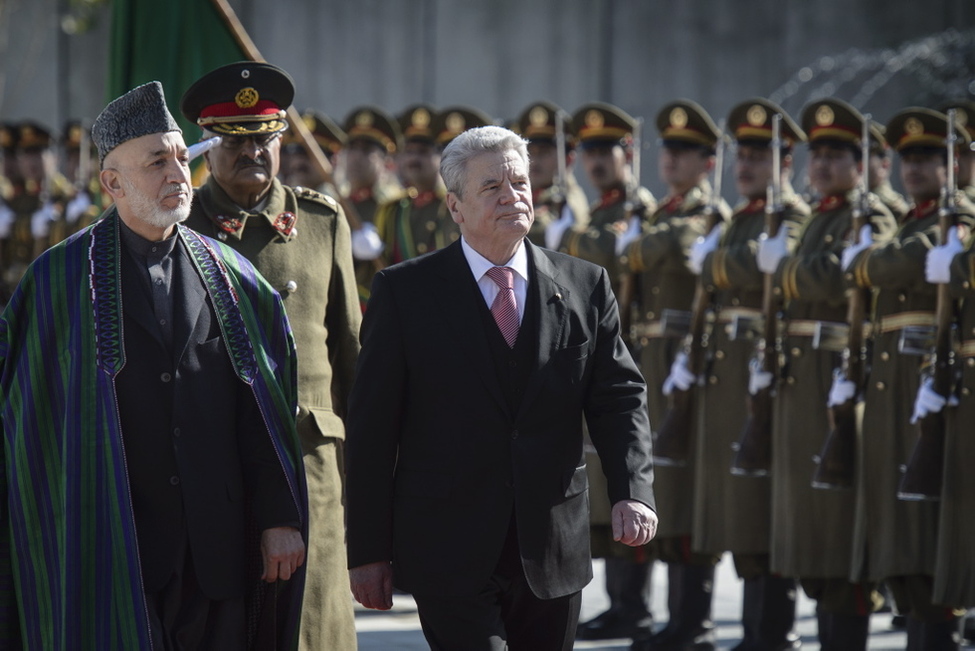 Bundespräsident Joachim Gauck wird vom Präsidenten der Islamischen Republik Afghanistan, Hamid Karsai, mit militärischen Ehren im Präsidentenpalast begrüßt