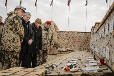 Bundespräsident Joachim Gauck und Daniela Schadt gedenken in Afghanistan getöteten deutschen Soldaten im Ehrenhain des Feldlagers