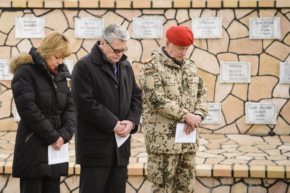 Bundespräsident Joachim Gauck und Daniela Schadt gedenken der in Afghanistan getöteten deutschen Soldaten im Ehrenhain des Feldlagers