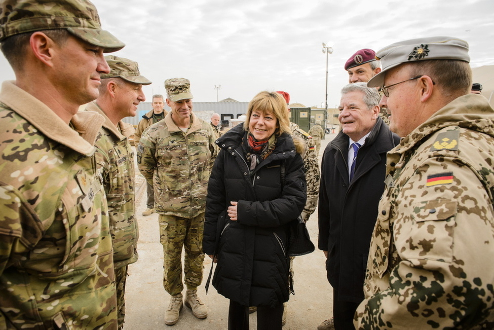 Bundespräsident Joachim Gauck und Daniela Schadt im Gespräch mit deutschen Soldaten im Feldlager
