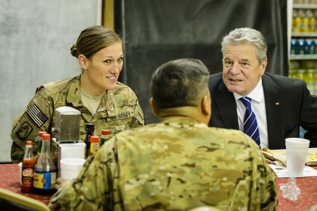 Bundespräsident Joachim Gauck und Daniela Schadt beim Frühstück mit amerikanischen Soldatinnen und Soldaten