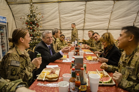 Bundespräsident Joachim Gauck und Daniela Schadt beim Frühstück mit amerikanischen Soldatinnen und Soldaten