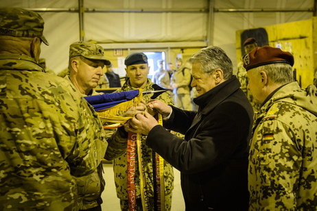 Bundespräsident Joachim Gauck verleiht Fahnenbänder an amerikanische Soldatinnen und Soldaten