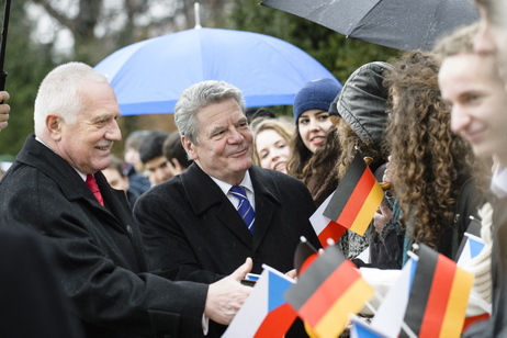 Bundespräsident Joachim Gauck mit dem Präsidenten der Tschechischen Republik, Václav Klaus, mit Berliner Schülerinnen und Schülern