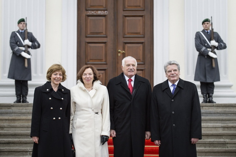 Besuch des tschechischen Präsidenten - Bundespräsident Joachim Gauck und Daniela Schadt begrüßen den Präsidenten der Tschechischen Republik, Václav Klaus, und dessen Frau Livia Klausová vor dem Schloss