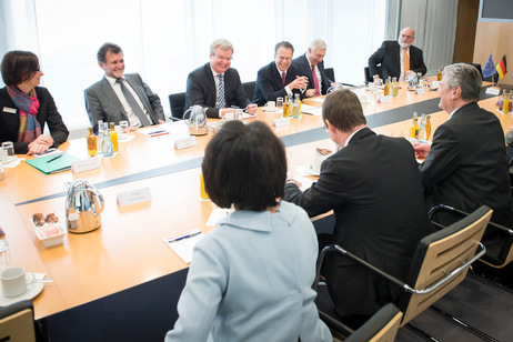 Bundespräsident Joachim Gauck im Gespräch mit Mitarbeiterinnen und Mitarbeitern der Bundesagentur für Arbeit