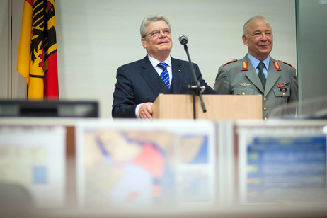Bundespräsident Joachim Gauck in einer Videokonferenz mit Kontingentführern in Einsatzgebieten im Ausland