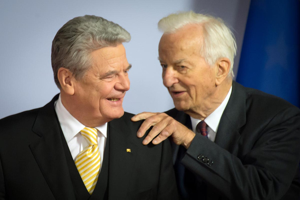  Bundespräsident Joachim Gauck und Bundespräsident a.D. Richard von Weizsäcker bei der Begrüßung in der Berliner Philharmonie
