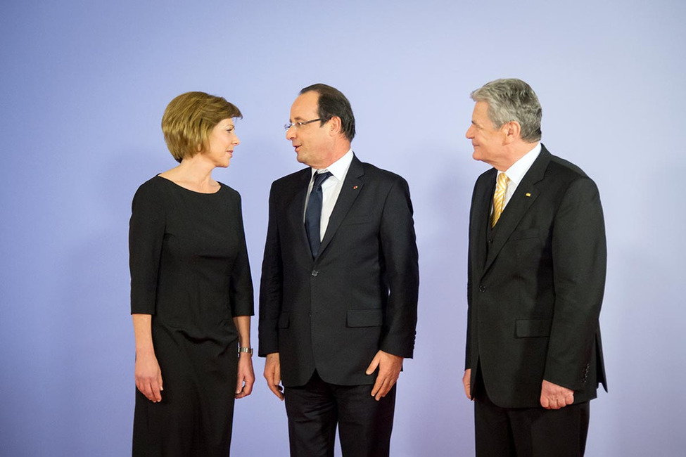 Bundespräsident Joachim Gauck und Daniela Schadt begrüßen den französischen Präsidenten François Hollande in der Berliner Philharmonie