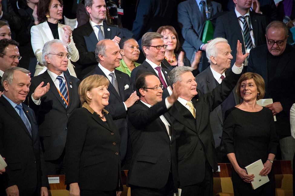 Bundespräsident Joachim Gauck und Daniela Schadt mit Bundeskanzlerin Angela Merkel und dem französischem Präsidenten François Hollande grüßen deutsche und französische Jugendliche in der Berliner Philharmonie