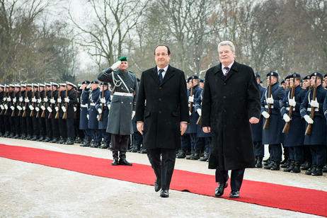 Bundespräsident Joachim Gauck empfängt den Präsidenten der Französischen Republik, François Hollande, mit militärischen Ehren