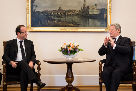 Besuch des französischen Präsidenten - Bundespräsident Joachim Gauck im Gespräch mit dem Präsidenten der Französischen Republik, François Hollande, in seinem Amtszimmer