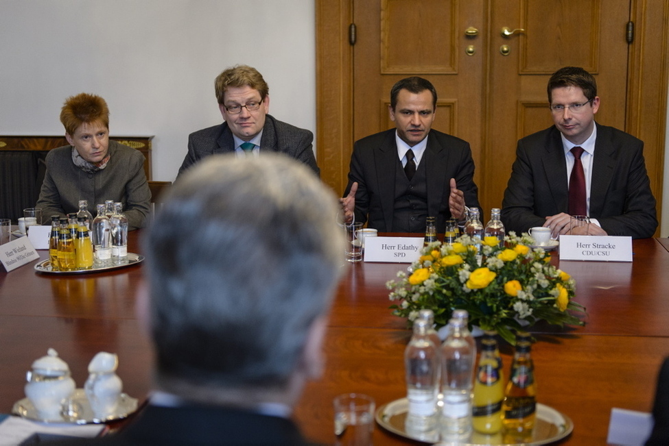 Bundespräsident Joachim Gauck im Gespräch mit den Mitgliedern des Untersuchungsausschusses Terrorgruppe nationalsozialistischer Untergrund des Deutschen Bundestages