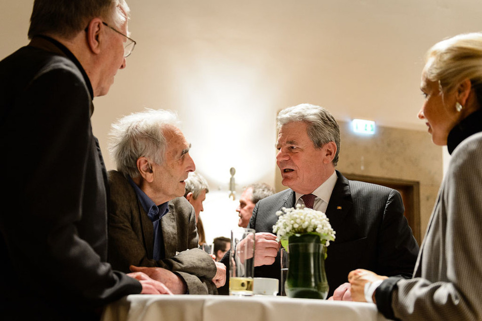 Bundespräsident Joachim Gauck im Gespräch mit Mitgliedern der "Weißen Rose" an der Ludwig-Maximilians-Universität