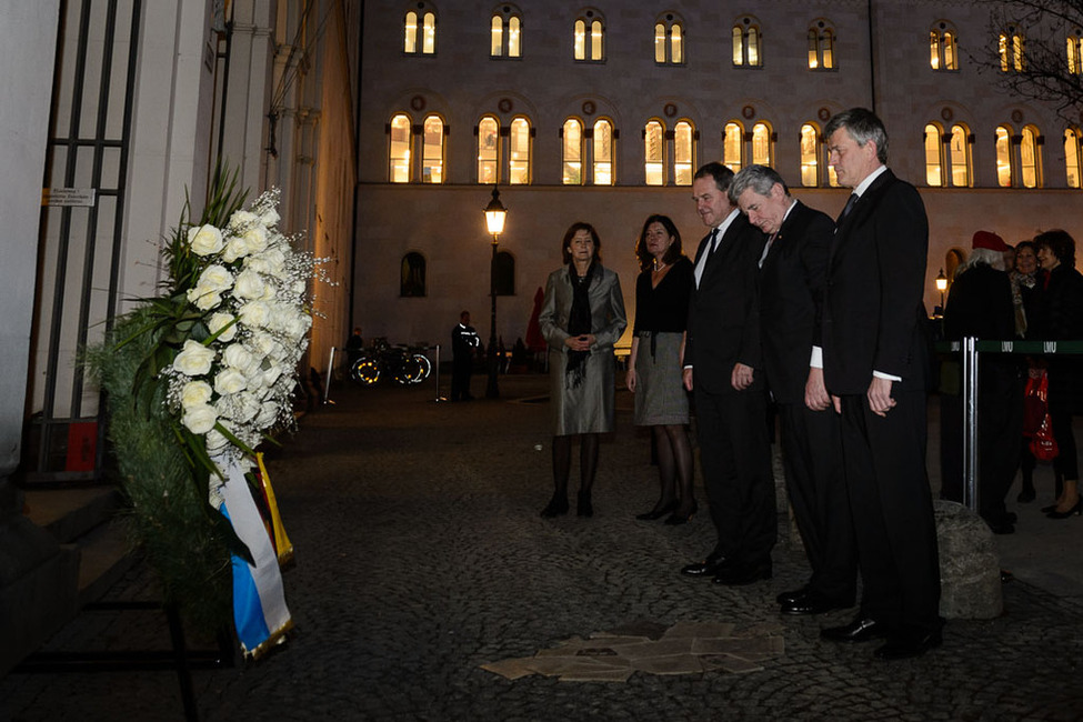 Bundespräsident Joachim Gauck bei der Kranzniederlegung am Bodendenkmal der Weißen Rose an der Ludwig-Maximilians-Universität München 