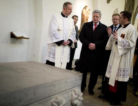  Bundespräsident Joachim Gauck beim Gedenken am Grab von Adolph Kolping