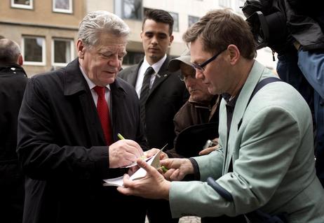 Bundespräsident Joachim Gauck mit Bürgerinnen und Bürgern vor dem Rathaus