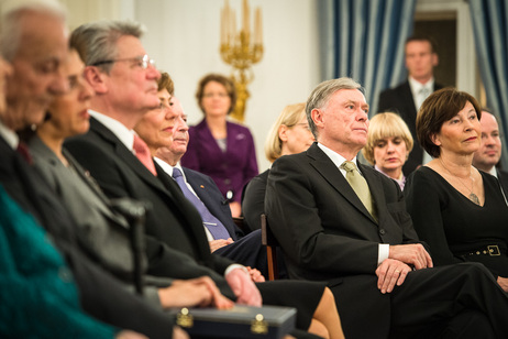  Bundespräsident Joachim Gauck mit Daniela Schadt sowie Bundespräsident a.D. Horst Köhler (2.v.r.) mit Frau Eva Luise Köhler (r.) und Bundespräsident a.D. Richard von Weizsäcker (l.)