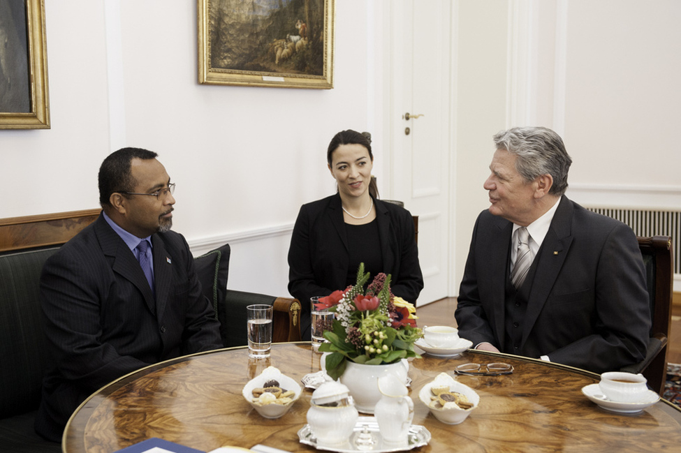 Bundespräsident Joachim Gauck im Gespräch mit dem Botschafter der Republik Fidschi, Naivakarurubalavu Solo Mara