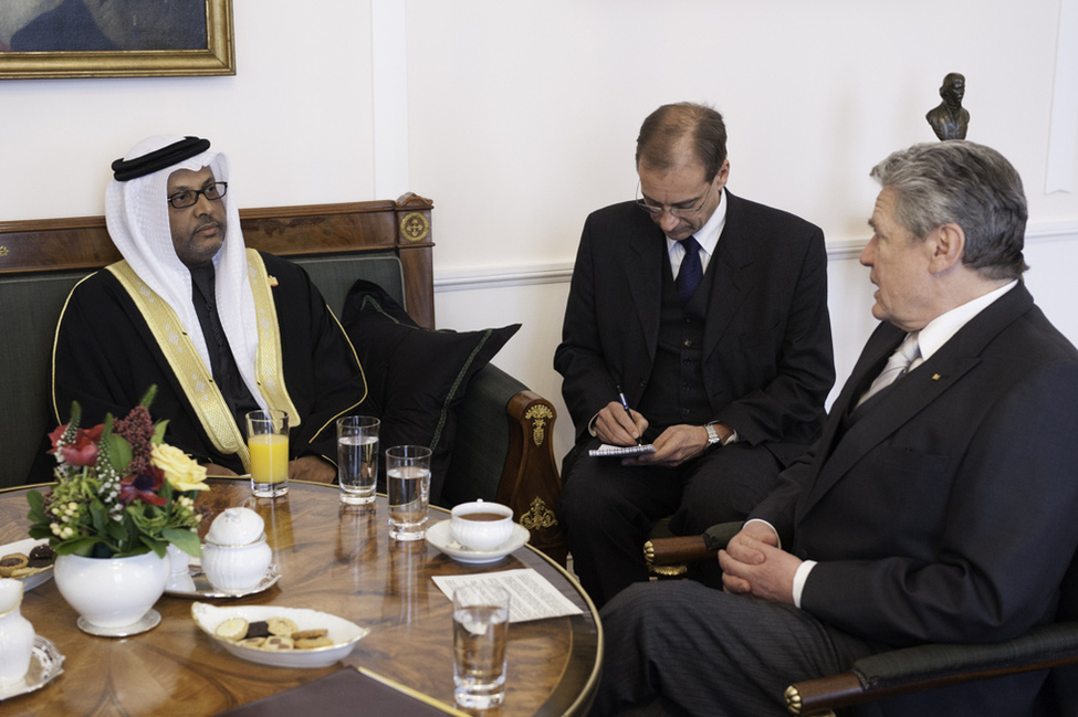 Bundespräsident Joachim Gauck im Gespräch mit dem Botschafter der Vereinigten Arabischen Emirate, Jumaa Mubarak al Junaibi 