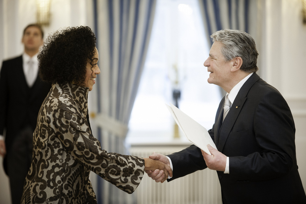 Bundespräsident Joachim Gauck nimmt das Beglaubigungsschreiben von der Botschafterin der Republik Kap Verde, Maria Cristina Rodrigues de Almeida Pereira, entgegen