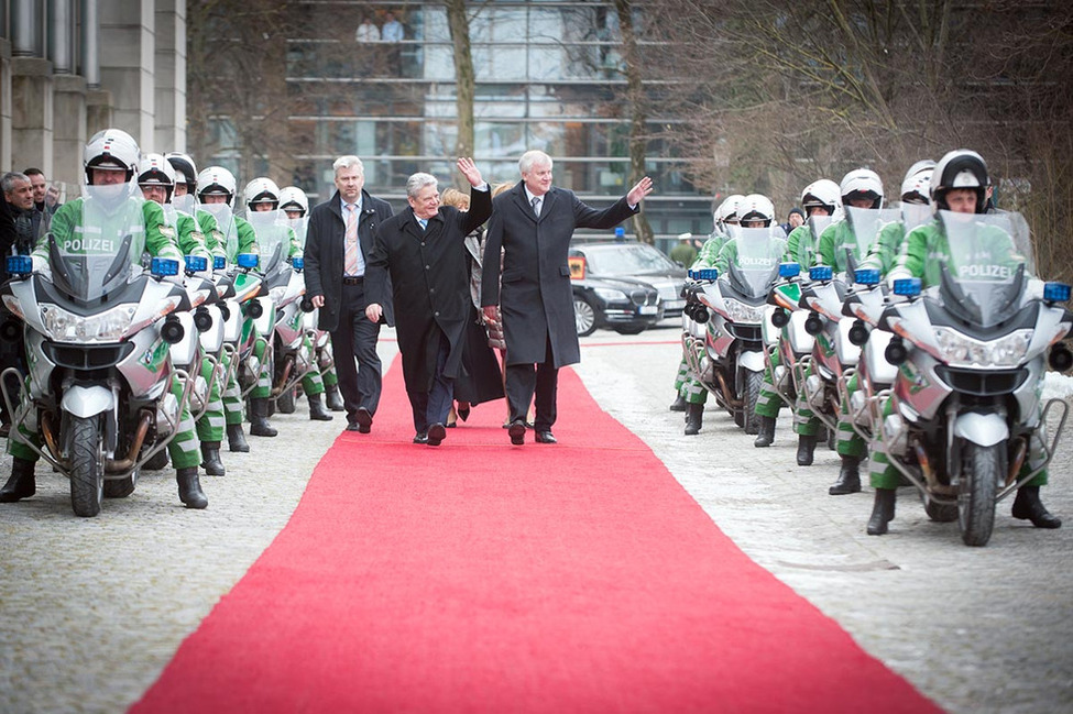 Bundespräsident Joachim Gauck wird von Ministerpräsident Horst Seehofer vor der Bayerischen Staatskanzlei begrüßt