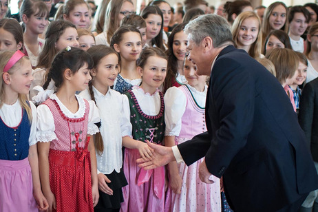 Bundespräsident Joachim Gauck mit dem Kinderchor der bayerischen Staatsoper beim Besuch der bayerischen Staatskanzlei