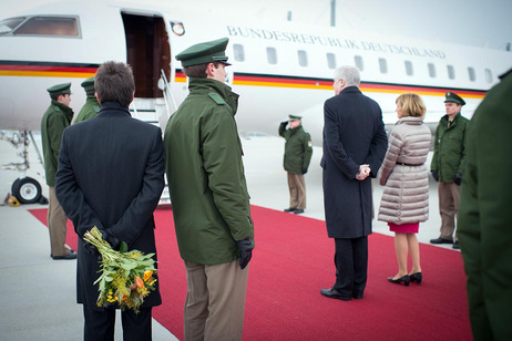 Der bayerische Ministerpräsident Horst Seehofer und seine Frau Karin Seehofer vor der Ankunft des Bundespräsidenten am Flughafen