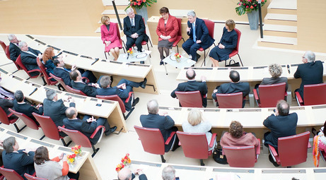 Bundespräsident Joachim Gauck und Daniela Schadt (r.) mit dem bayerischen Ministerpräsidenten Horst Seehofer (2.v.l.) und dessen Frau Karin Seehofer (l.) im Bayerischen Landtag