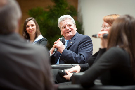 Bundespräsident Joachim Gauck bei einer Podiumsdiskussion mit Studierenden des Ost-West-Zentrums Europaeum der Universität Regensburg