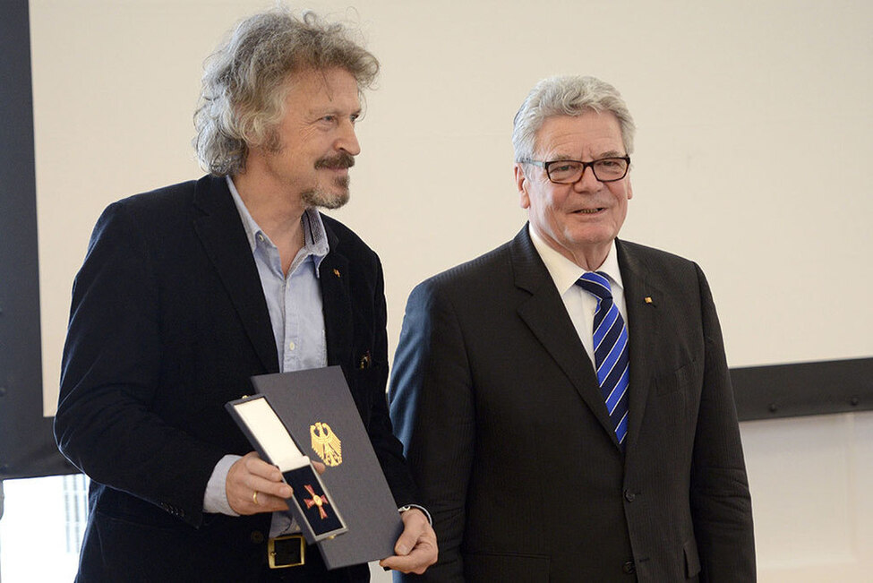 Bundespräsident Joachim Gauck hat Wolfgang Niedecken mit dem Verdienstkreuz 1. Klasse des Verdienstordens der Bundesrepublik Deutschland ausgezeichnet