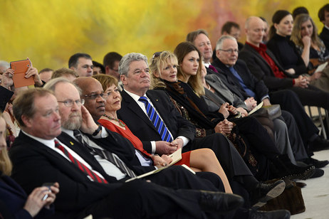 Bundespräsident Joachim Gauck und Daniela Schadt mit den Gästen im Publikum