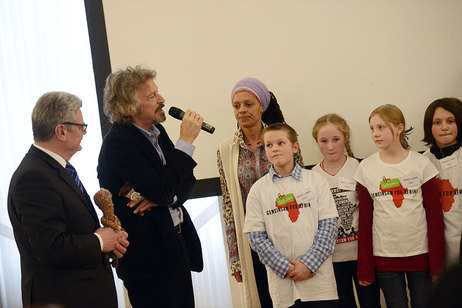  Schülerinnen und Schüler der Regenbogenschule in Berlin-Neukölln überreichen Bundespräsident Joachim Gauck und Wolfgang Niedecken eine Puppe als Symbol der Freundschaft