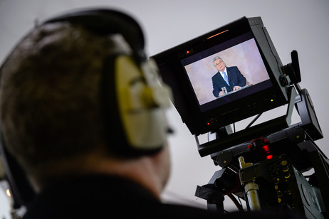 Ein Kameramann filmt die Rede von Bundespräsident Joachim Gauck zu Perspektiven der europäischen Idee im Großen Saal