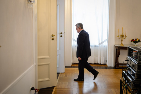 Bundespräsident Joachim Gauck beim Gang in den Großen Saal kurz vor seiner Rede zu Perspektiven der europäischen Idee