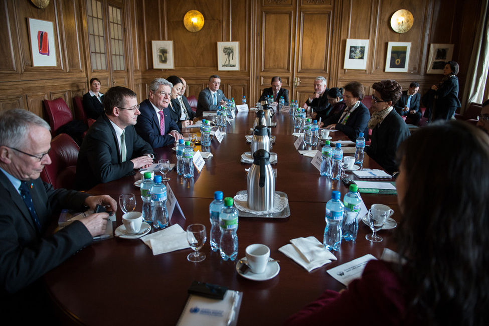 Bundespräsident Joachim Gauck im Gespräch mit internationalen Menschenrechtsverteidigern  