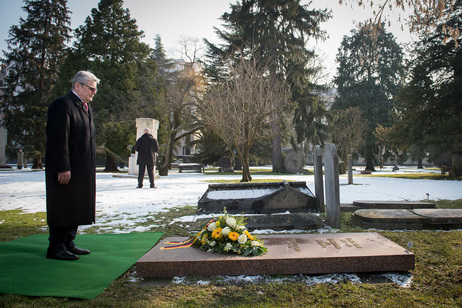 Bundespräsident Joachim Gauck am Grab des deutschen Friedensnobelpreisträgers Ludwig Quidde auf dem Friedhof Cimetière des Rois 