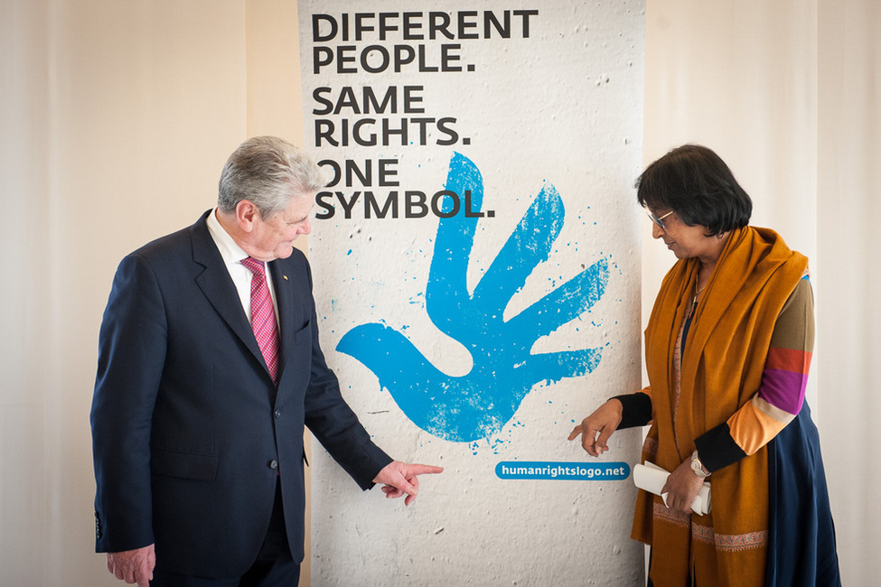  Bundespräsident Joachim Gauck mit der Hochkommissarin für Menschrechte der Vereinten Nationen, Navanetemi Pillay, vor dem neuen Menschenrechtslogo