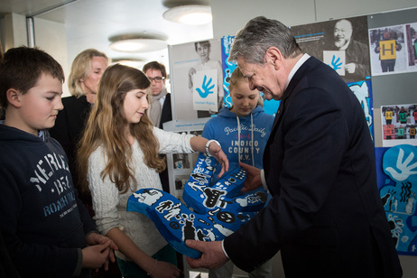 Bundespräsident Joachim Gauck mit Schülerinnen und Schülern der Deutschen Schule Genf