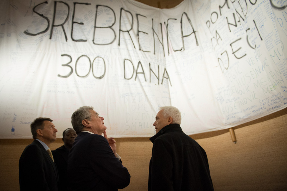 Bundespräsident Joachim Gauck vor einem Banner mit dem Aufdruck " Srebrenica 300 Dana - Srebrenica 300 Tage" im Museum des Internationalen Komitees vom Roten Kreuz