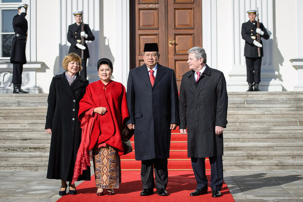 Bundespräsident Joachim Gauck und Daniela Schadt begrüßen den Präsidenten der Republik Indonesien, Susilo Bambang Yudhoyono, und seine Frau Ani Bambang Yudhoyono