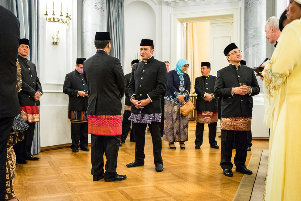 Gäste der indonesischen Delegation vor dem Staatsbankett