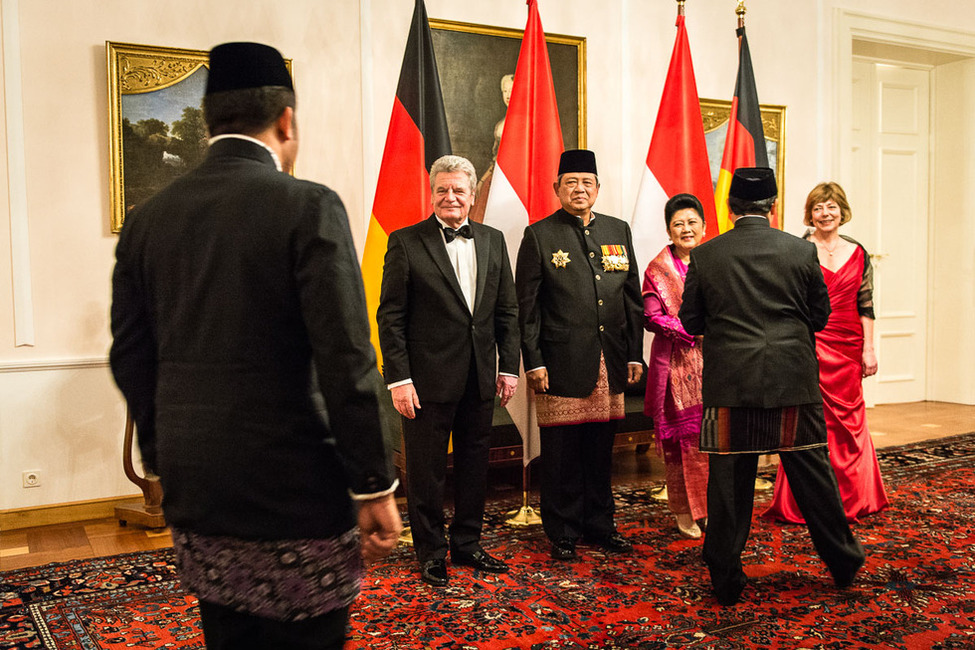 Bundespräsident Joachim Gauck und Daniela Schadt begrüßen gemeinsam mit dem indonesischen Präsidenten und dessen Frau die Gäste zum Staatsbankett mit einem Defilee