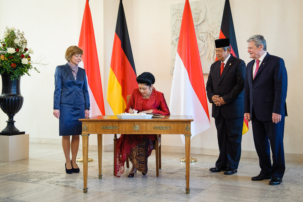 Ani Bambang Yudhoyono, Frau des Präsidenten der Republik Indonesien, trägt sich ins Gästebuch von Schloss Bellevue ein