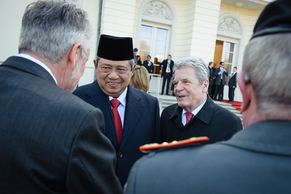 Bundespräsident Joachim Gauck stellt dem Präsidenten der Republik Indonesien, Susilo Bambang Yudhoyono, die deutsche Delegation vor