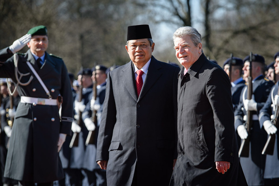 Bundespräsident Joachim Gauck  begrüßt mit militärischen Ehren den Präsidenten der Republik Indonesien Susilo Bambang Yudhoyono