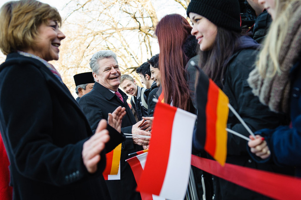 Bundespräsident Joachim Gauck und Daniela Schadt begrüßen Schülerinnen und Schüler des John-Lennon-Gymnasiums aus Berlin