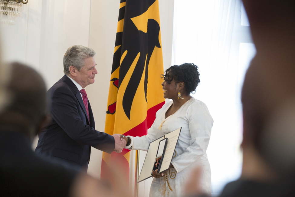 Bundespräsident Joachim Gauck zeichnet Harriet Bruce-Annan mit dem Verdienstkreuz am Bande aus