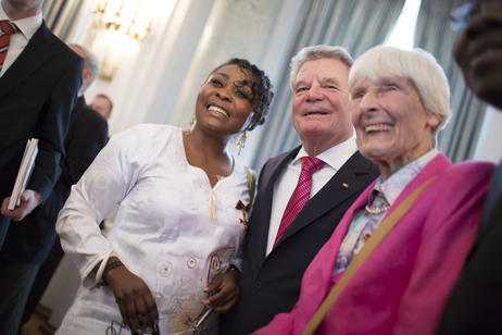 Bundespräsident Joachim Gauck mit zwei Ordensträgerinnen