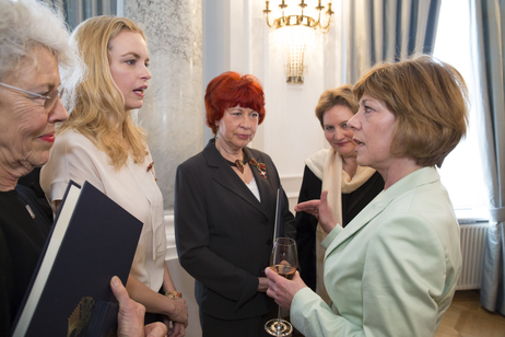 Daniela Schadt im Gespräch mit Ordensträgerinnen